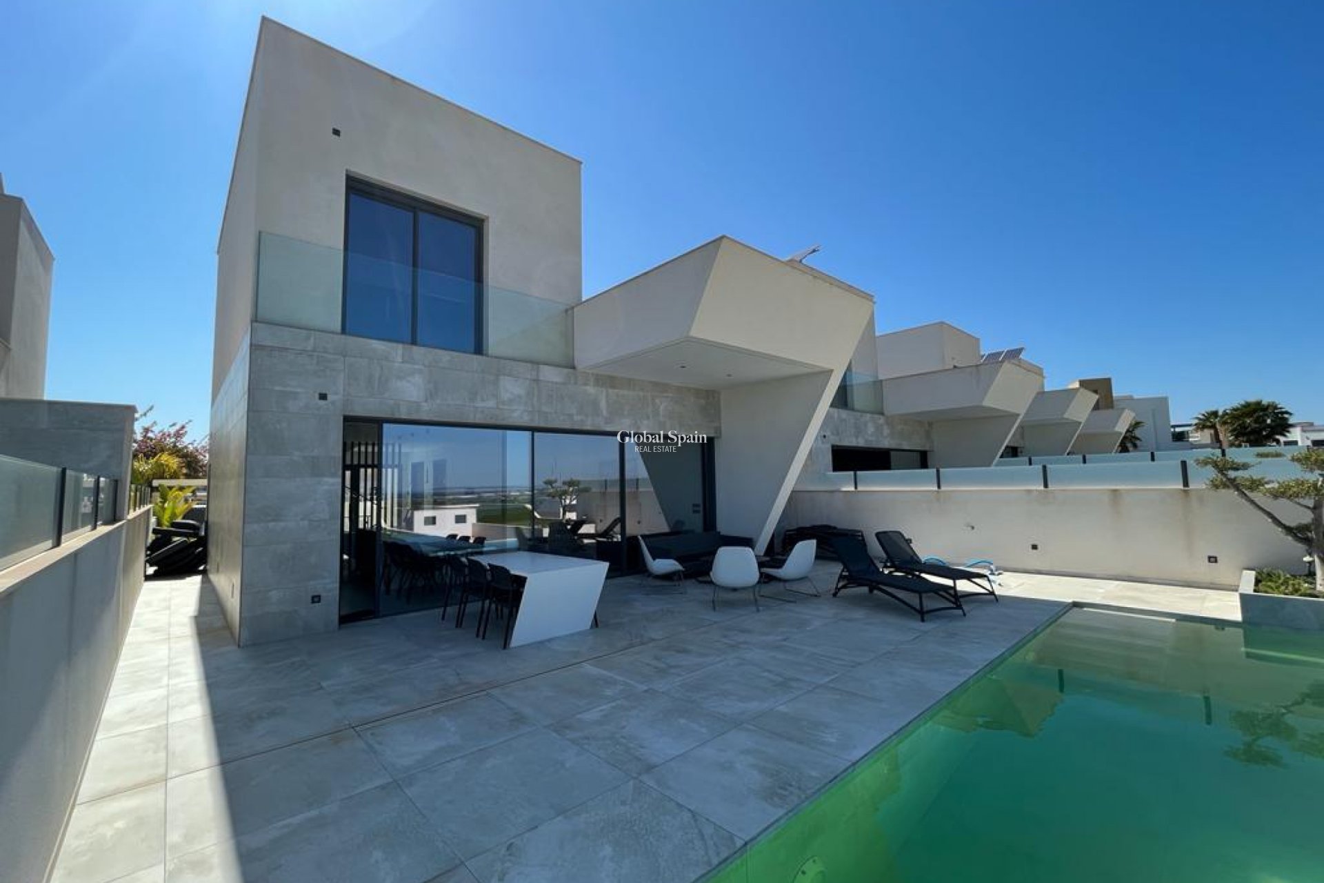 Wederverkoop - VILLA -
ROJALES - Inland