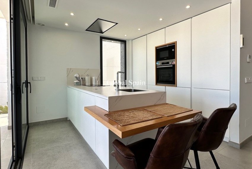 Wederverkoop - VILLA -
ROJALES - Inland