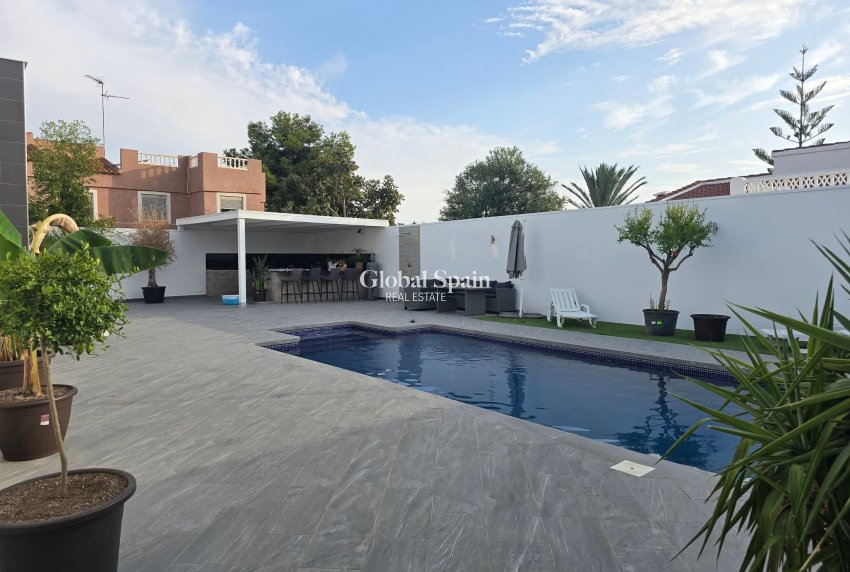 Wederverkoop - VILLA -
ROJALES - Inland