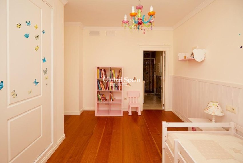 Wederverkoop - VILLA -
ROJALES - Inland