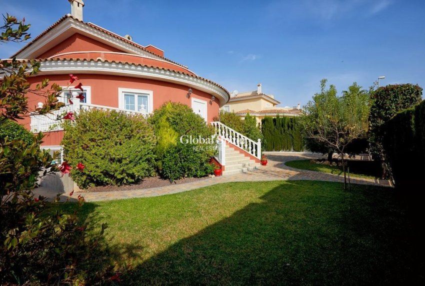 Wederverkoop - VILLA -
ROJALES - Inland