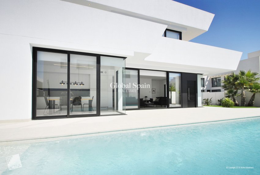 Wederverkoop - VILLA -
ROJALES - Inland