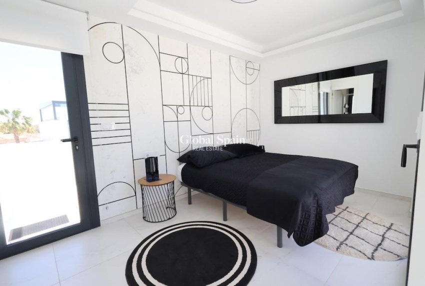 Wederverkoop - VILLA -
ROJALES - Inland