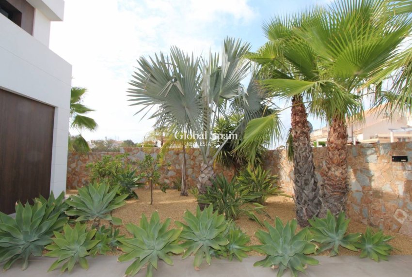 Wederverkoop - VILLA -
ROJALES - Inland
