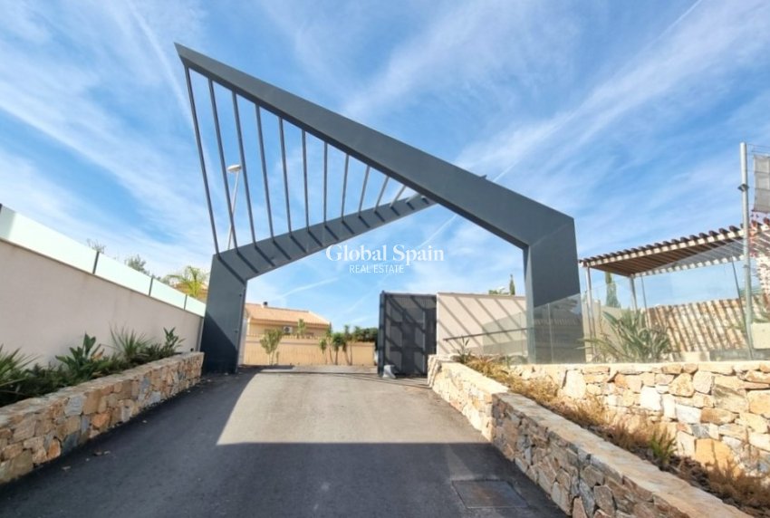 Wederverkoop - VILLA -
ROJALES - Inland