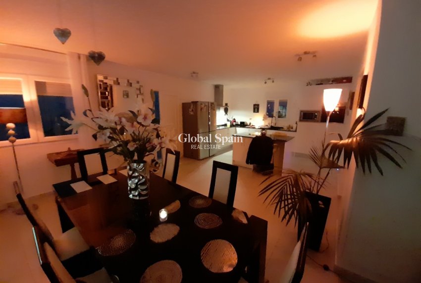 Wederverkoop - VILLA -
ROJALES - Inland