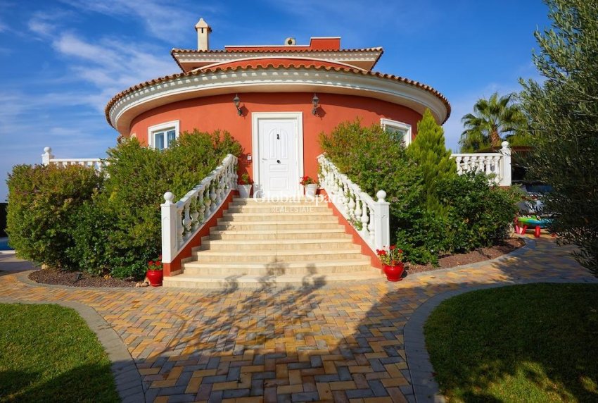 Wederverkoop - VILLA -
ROJALES - Inland