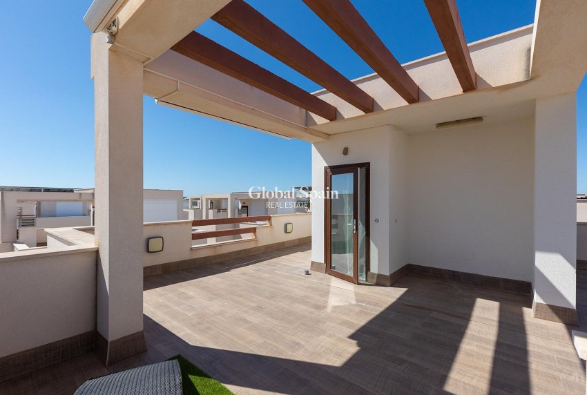 Wederverkoop - VILLA -
ROJALES - Pueblo bravo