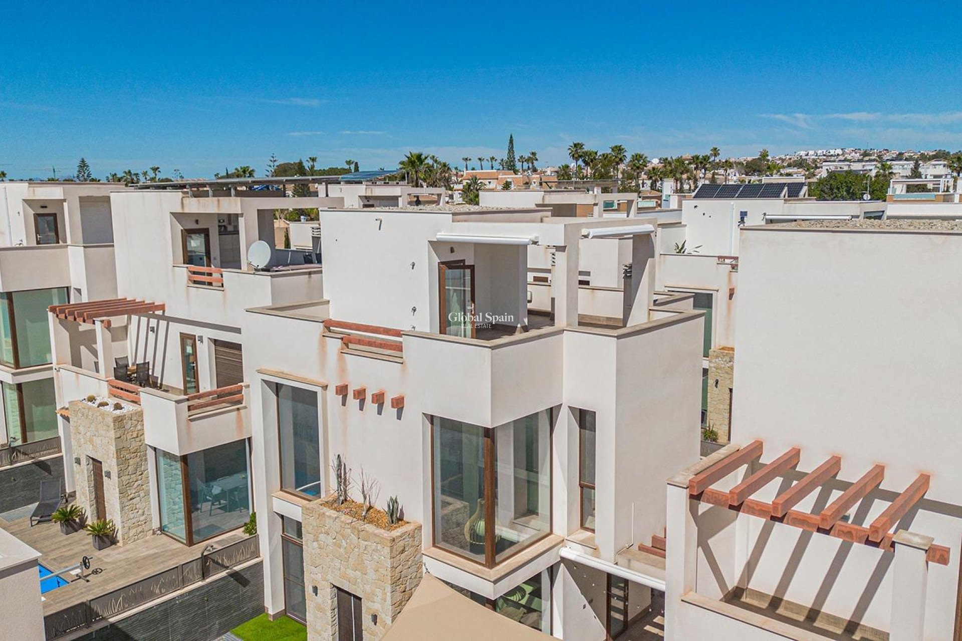 Wederverkoop - VILLA -
ROJALES - Pueblo bravo