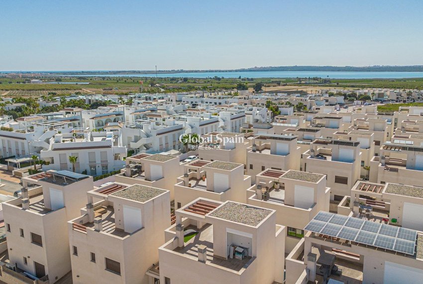Wederverkoop - VILLA -
ROJALES - Pueblo bravo
