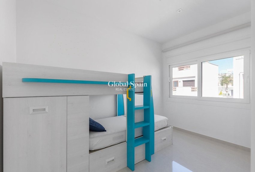 Wederverkoop - VILLA -
ROJALES - Pueblo bravo
