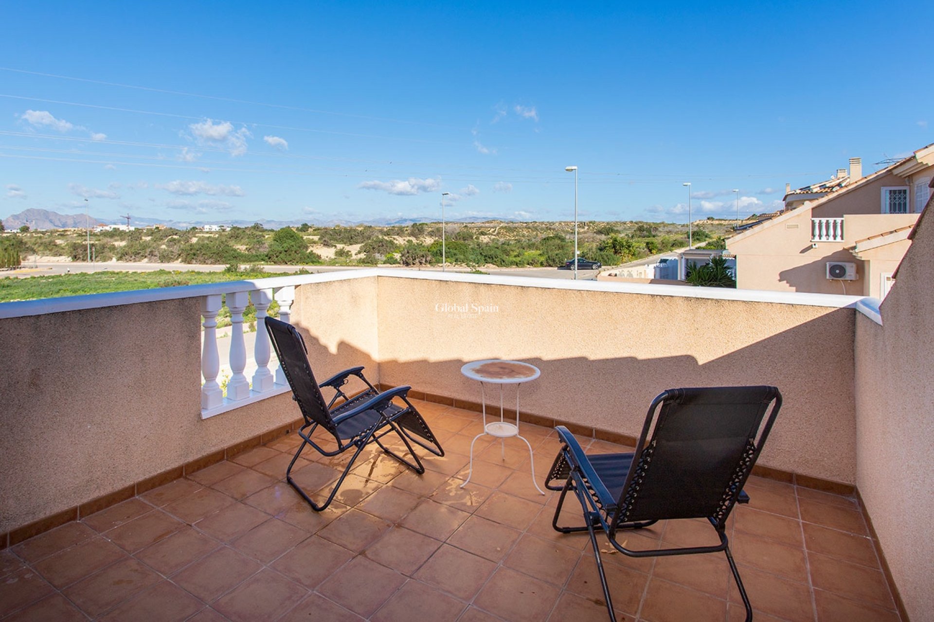 Wederverkoop - VILLA -
ROJALES - Pueblo