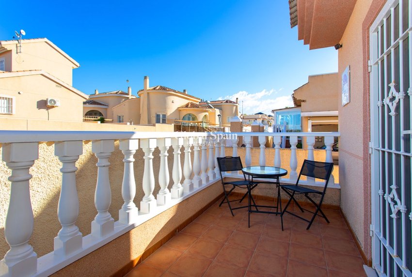 Wederverkoop - VILLA -
ROJALES - Pueblo