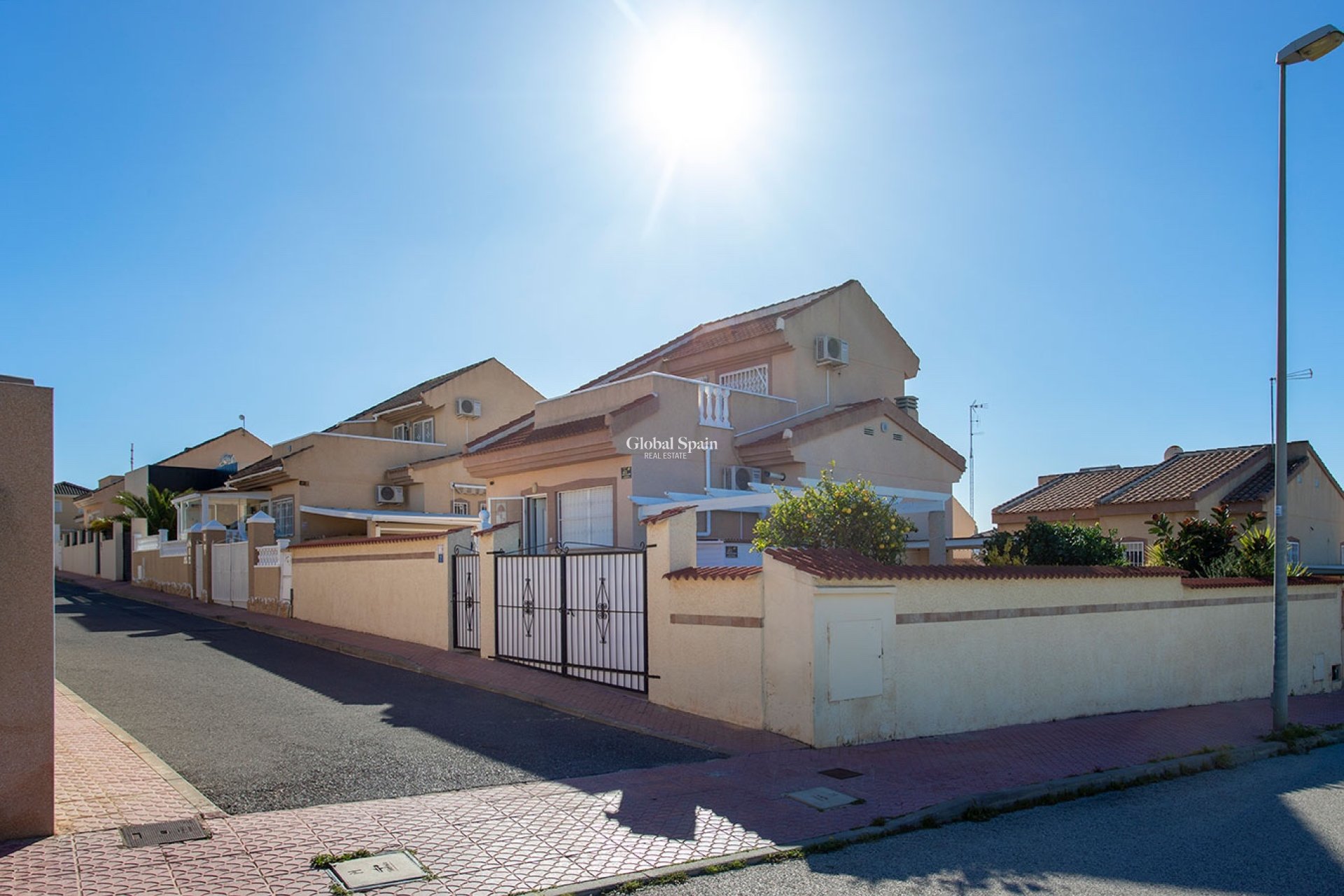 Wederverkoop - VILLA -
ROJALES - Pueblo