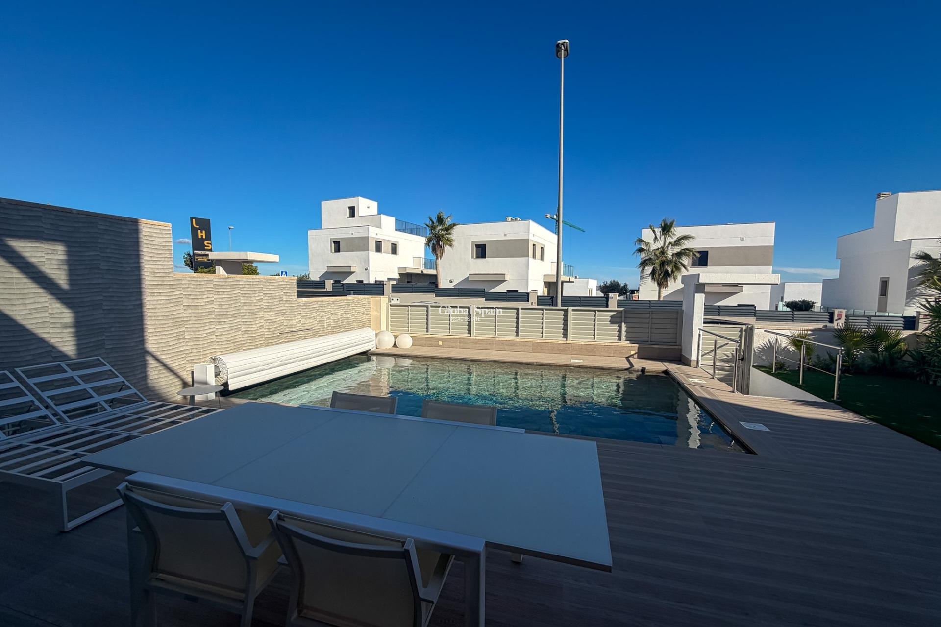 Wederverkoop - VILLA -
SAN MIGUEL DE SALINAS - Bellavista