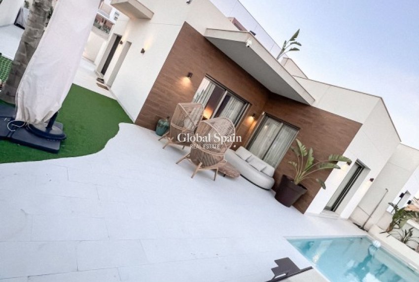 Wederverkoop - VILLA -
SAN MIGUEL DE SALINAS - Inland