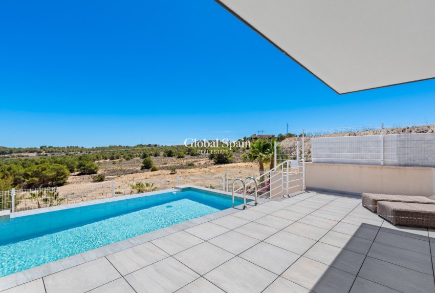 Wederverkoop - VILLA -
SAN MIGUEL DE SALINAS - Inland