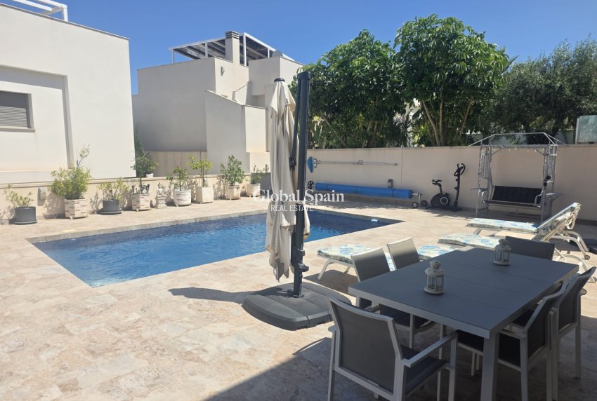 Wederverkoop - VILLA -
SAN MIGUEL DE SALINAS - Inland
