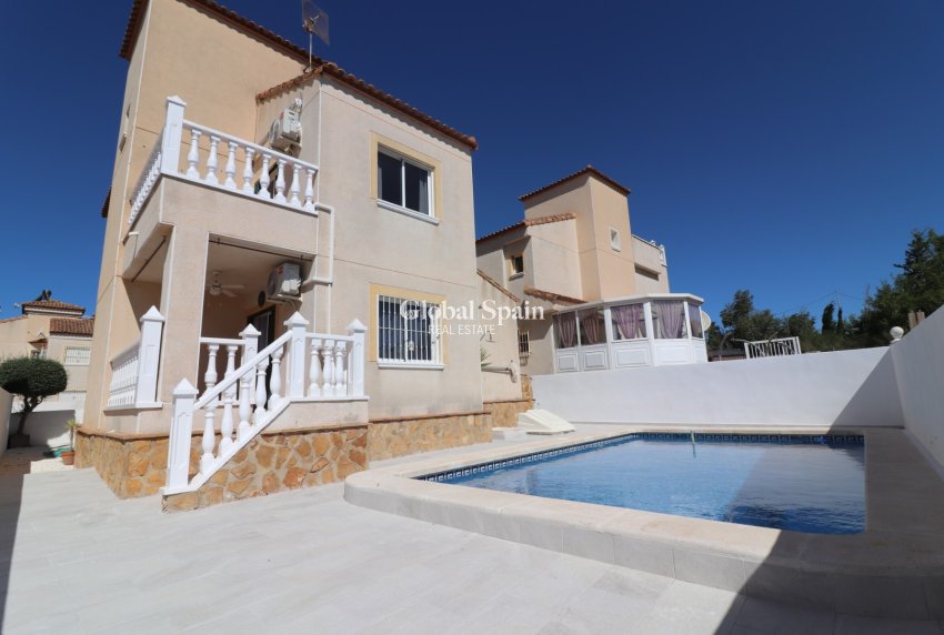 Wederverkoop - VILLA -
San Miguel de Salinas - Lake View Mansions