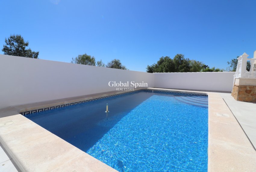 Wederverkoop - VILLA -
San Miguel de Salinas - Lake View Mansions