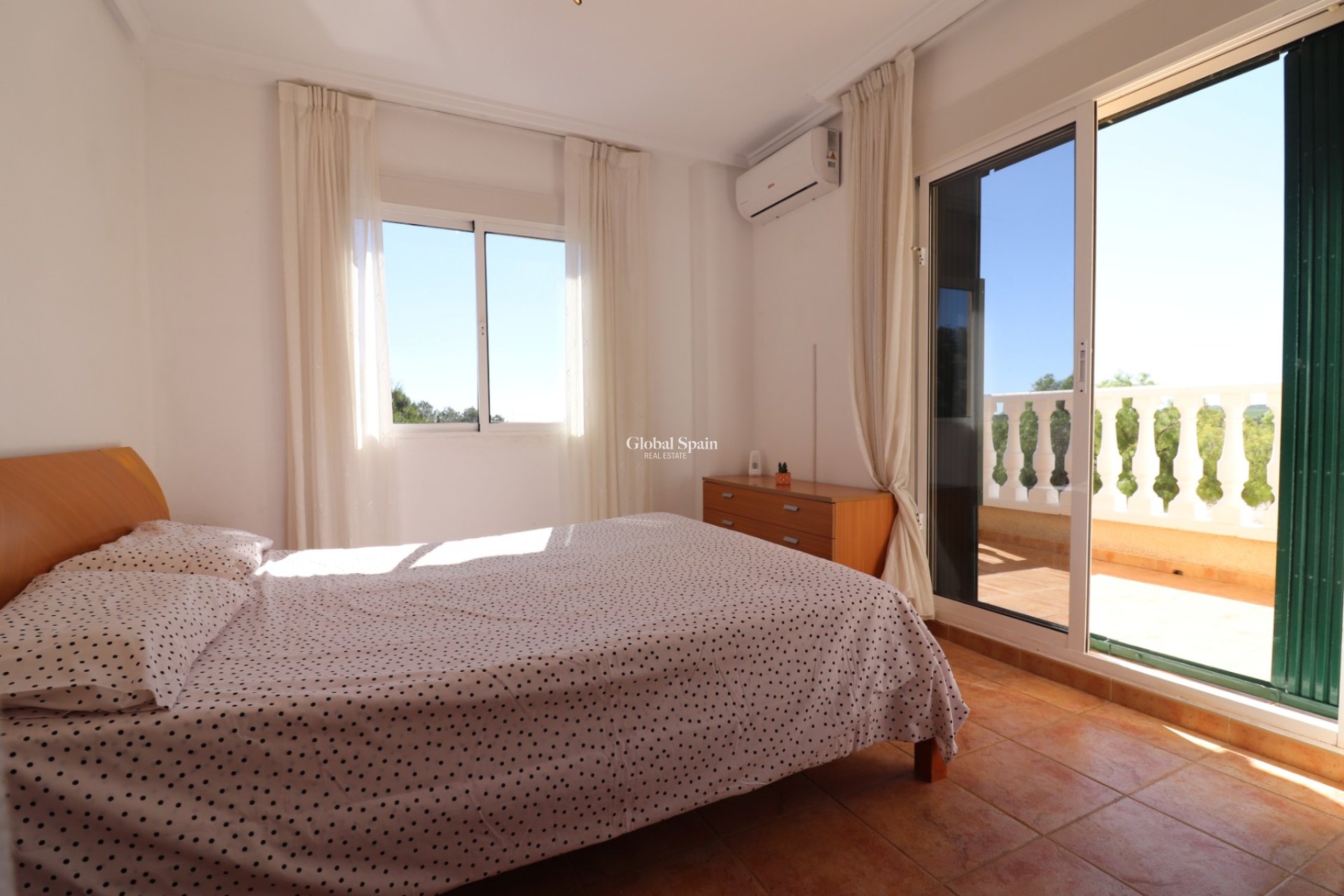 Wederverkoop - VILLA -
San Miguel de Salinas - Lake View Mansions