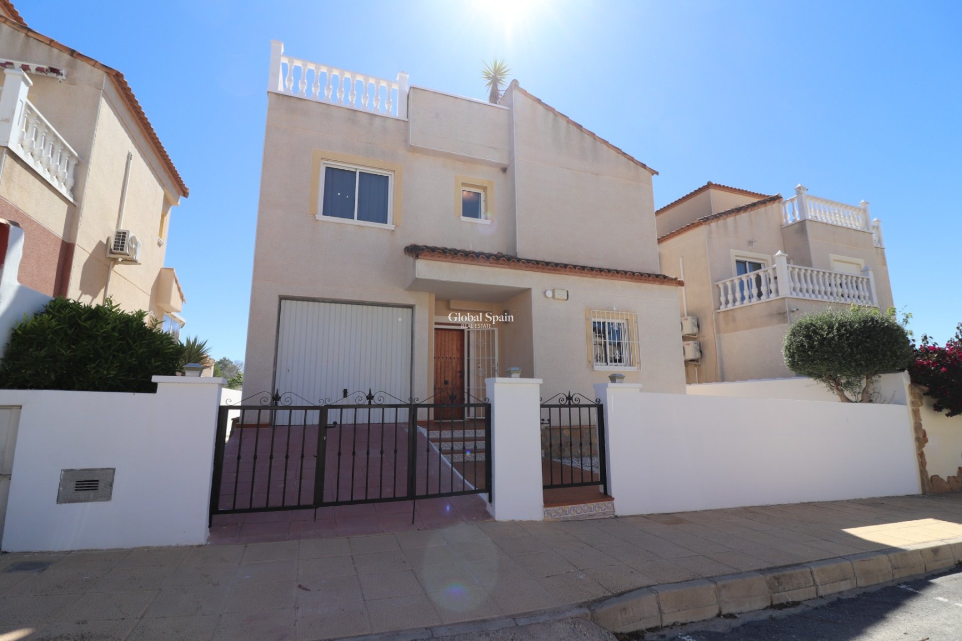 Wederverkoop - VILLA -
San Miguel de Salinas - Lake View Mansions