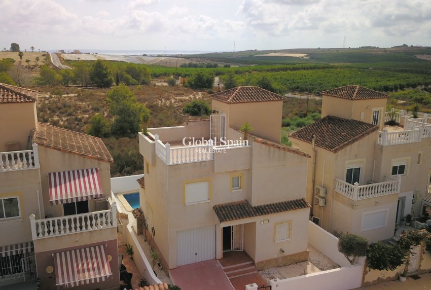 Wederverkoop - VILLA -
San Miguel de Salinas - Lake View Mansions