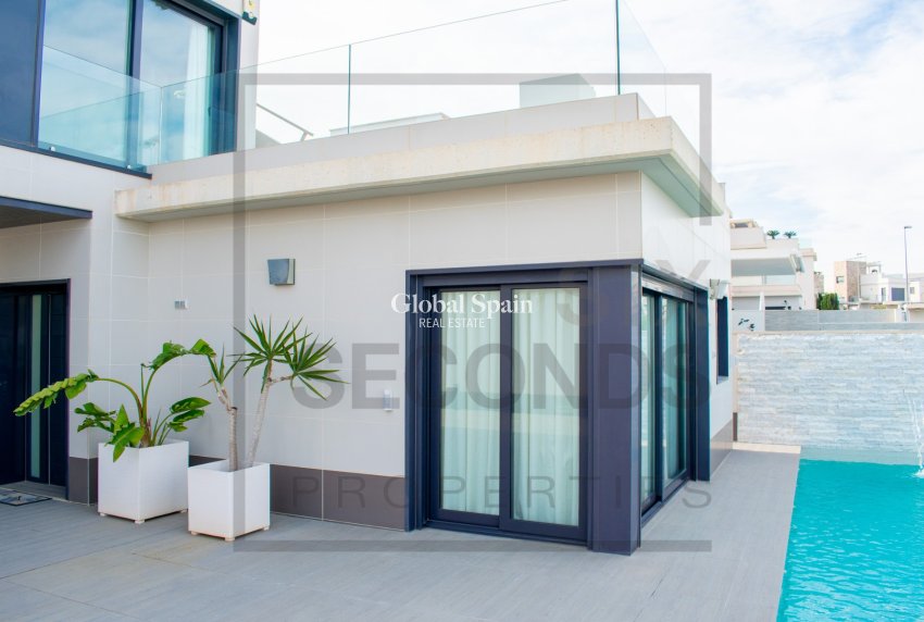 Wederverkoop - VILLA -
SAN MIGUEL DE SALINAS - Urbanizaciones