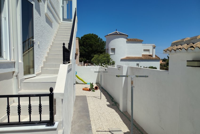 Wederverkoop - VILLA -
San Miguel / Vistabella Golf - Inland