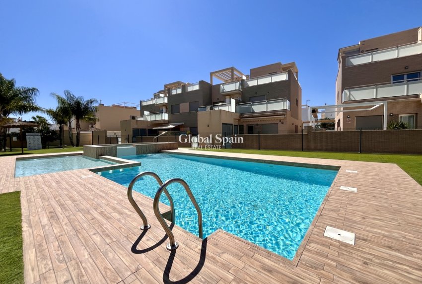 Wederverkoop - VILLA -
TORRE DE LA HORADADA - Costa Blanca