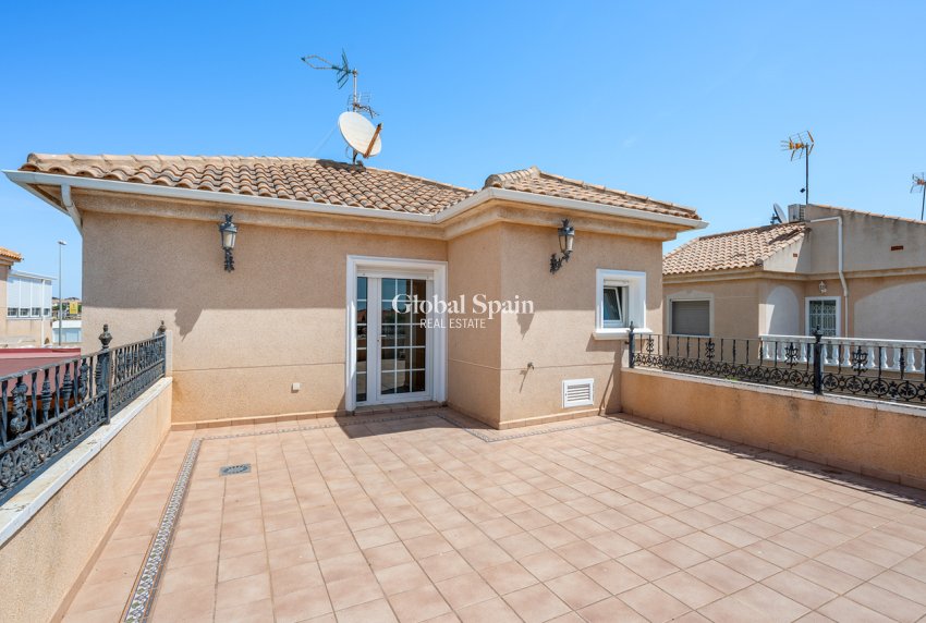 Wederverkoop - VILLA -
TORRE DE LA HORADADA - Costa Blanca
