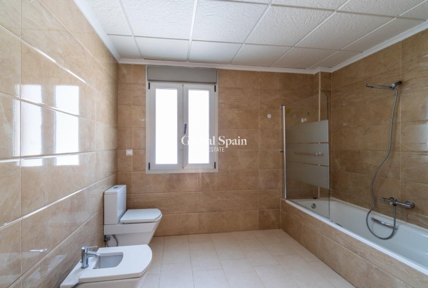 Wederverkoop - Villa -
TORREVIEJA - Aguas nuevas 2