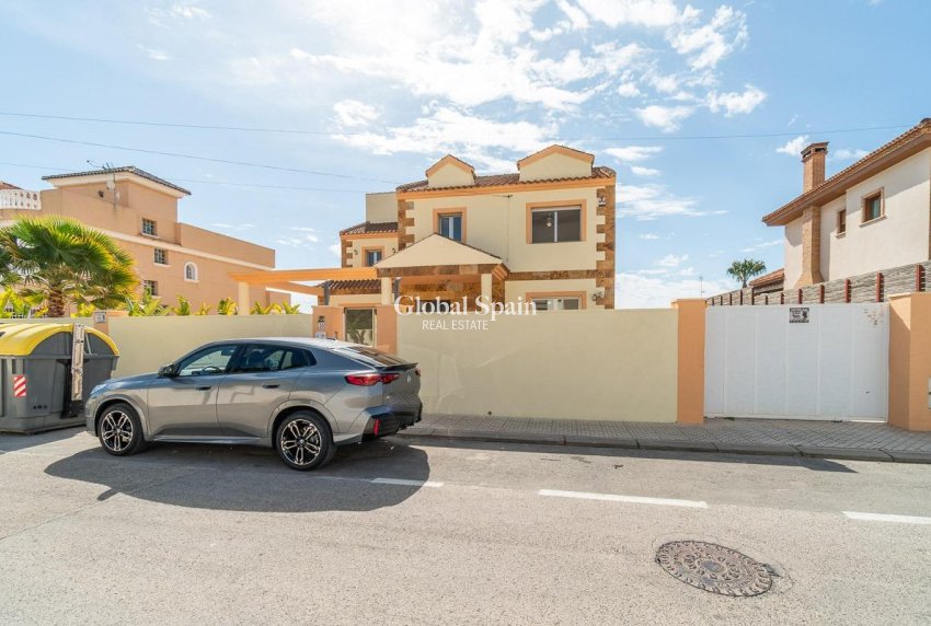 Wederverkoop - VILLA -
TORREVIEJA - Aguas nuevas 2
