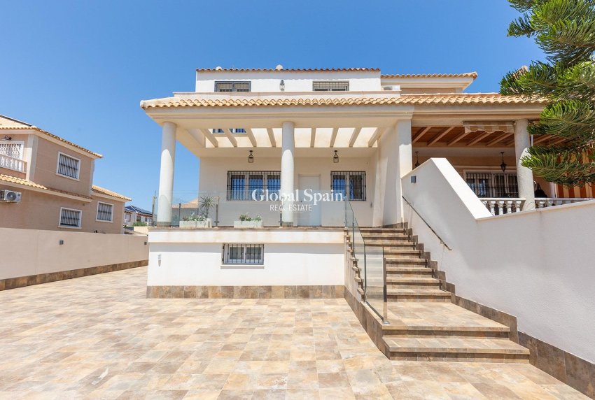 Wederverkoop - Villa -
TORREVIEJA - Aguas Nuevas