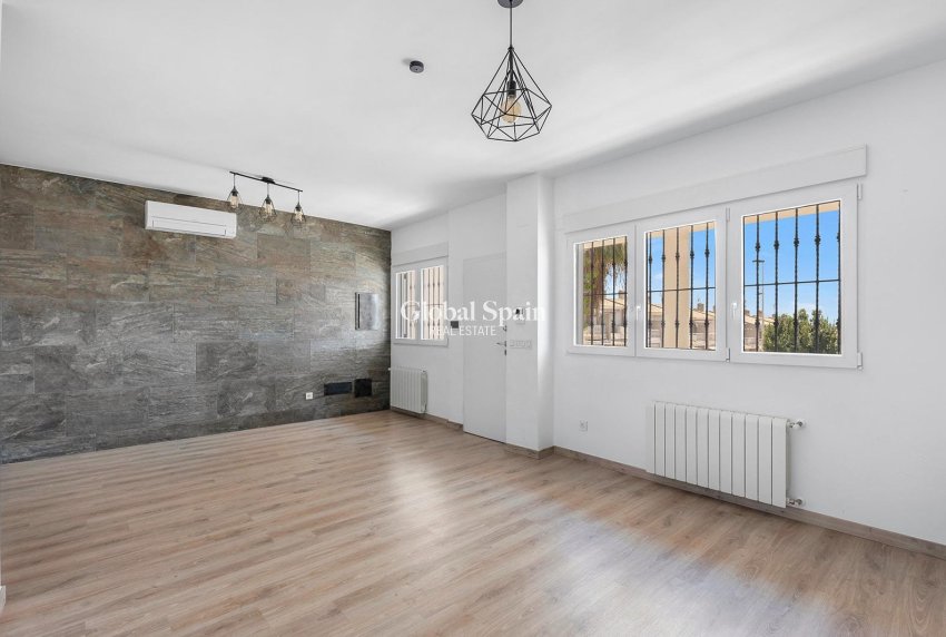 Wederverkoop - Villa -
TORREVIEJA - Aguas Nuevas