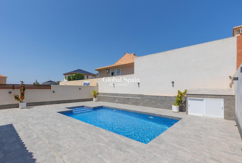 Wederverkoop - Villa -
TORREVIEJA - Aguas Nuevas