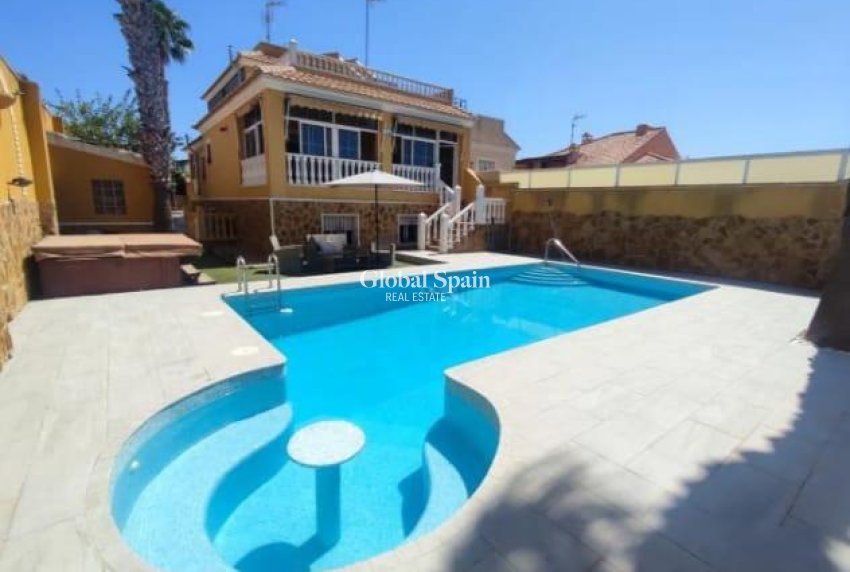 Wederverkoop - VILLA -
TORREVIEJA - Aguas Nuevas