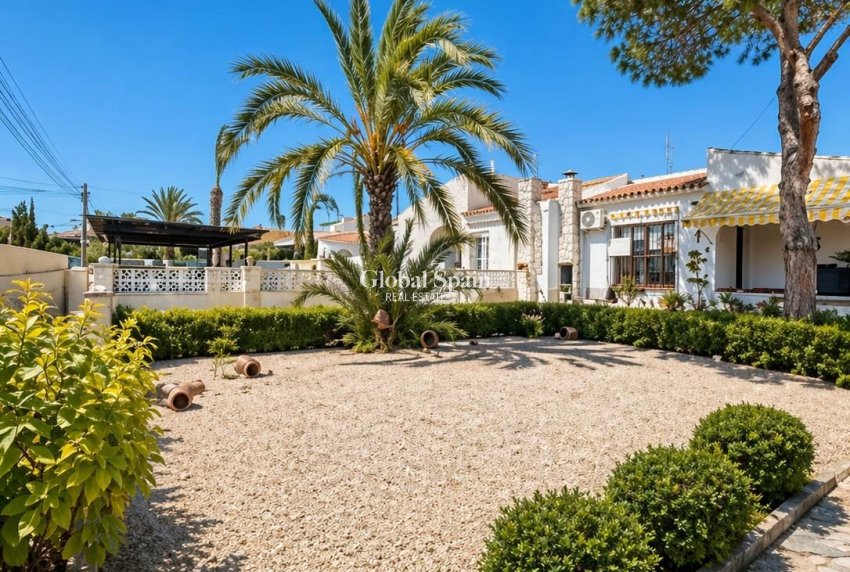 Wederverkoop - VILLA -
TORREVIEJA - Aguas Nuevas