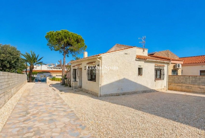 Wederverkoop - VILLA -
TORREVIEJA - Aguas Nuevas