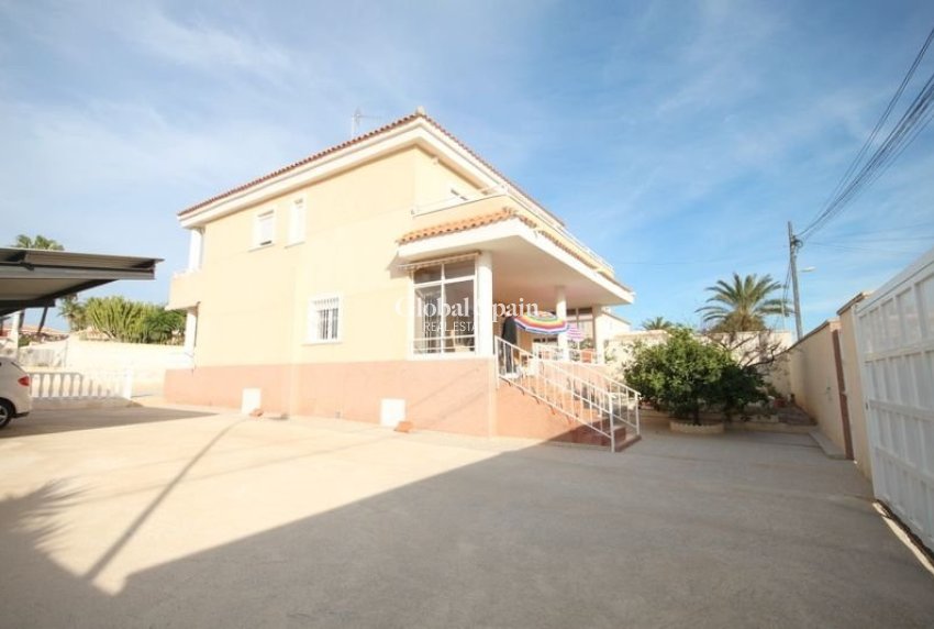 Wederverkoop - VILLA -
TORREVIEJA - Aguas Nuevas