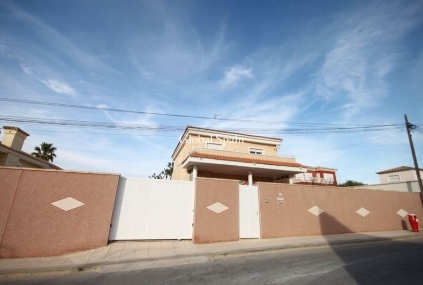 Wederverkoop - Villa -
TORREVIEJA - Aguas Nuevas