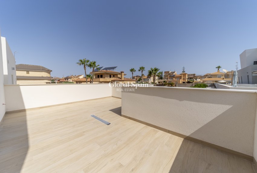 Wederverkoop - Villa -
TORREVIEJA - Aguas Nuevas