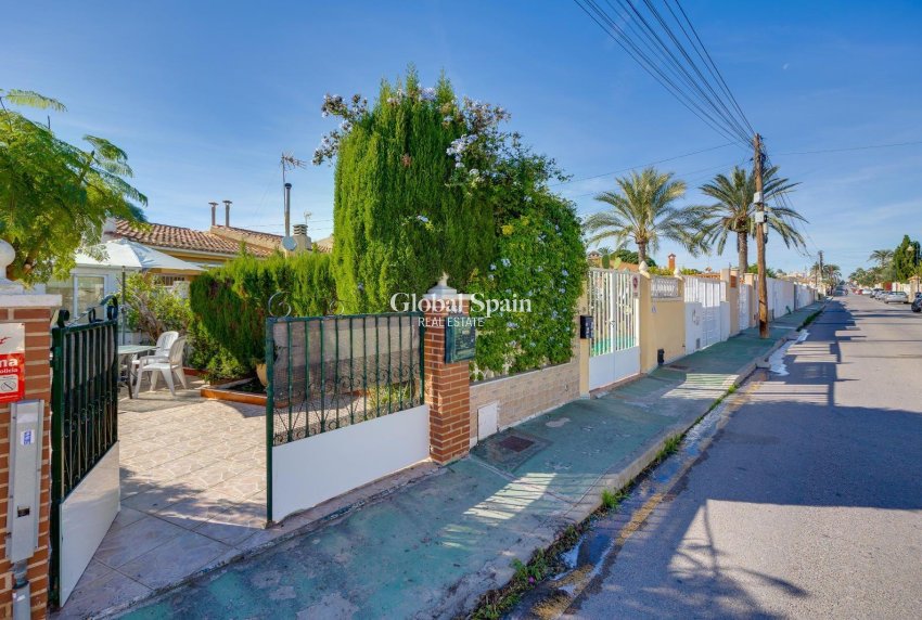 Wederverkoop - VILLA -
TORREVIEJA - Calas blanca