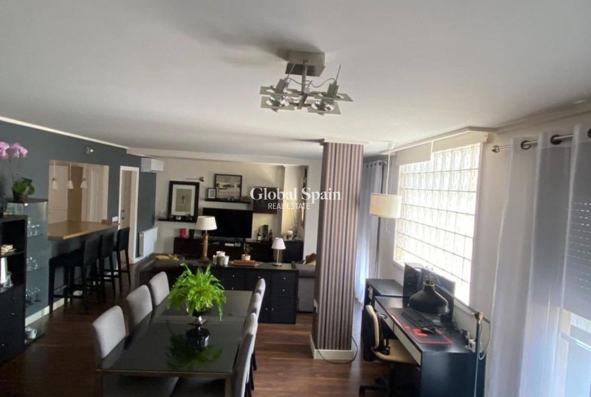 Wederverkoop - VILLA -
TORREVIEJA - Centro - Muelle Pesquero