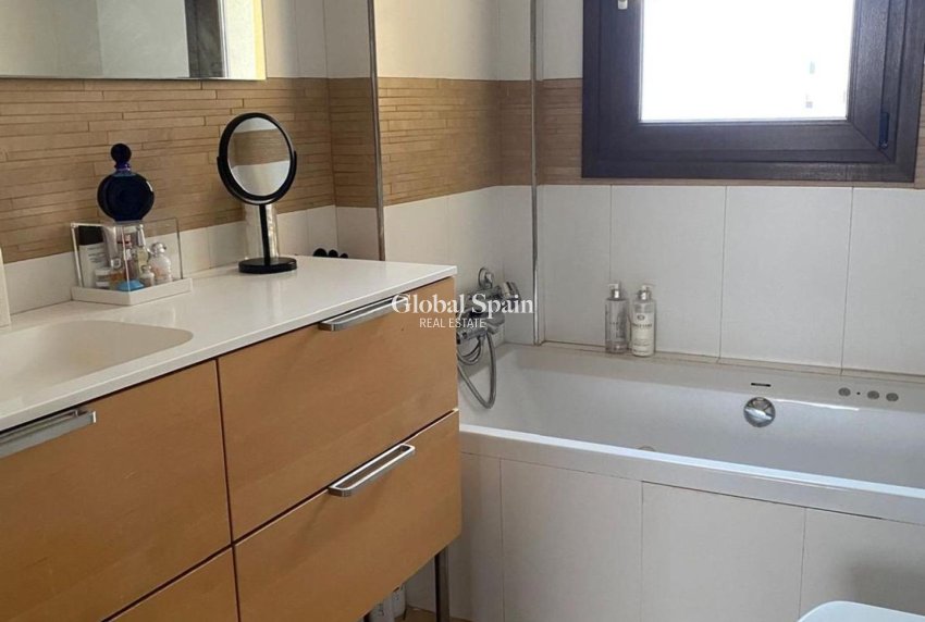 Wederverkoop - VILLA -
TORREVIEJA - Centro - Muelle Pesquero