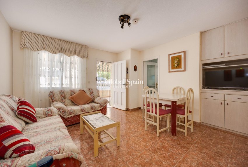 Wederverkoop - VILLA -
TORREVIEJA - El limonar