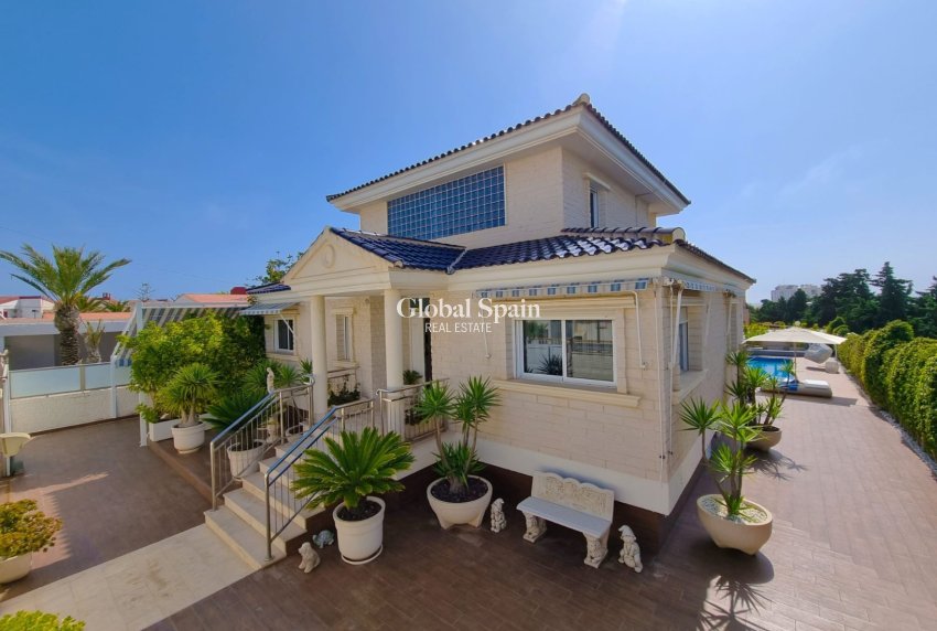 Wederverkoop - VILLA -
TORREVIEJA - La Mata