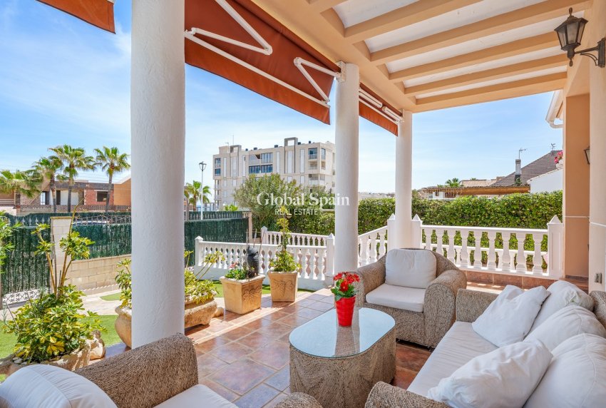 Wederverkoop - VILLA -
TORREVIEJA - La Mata
