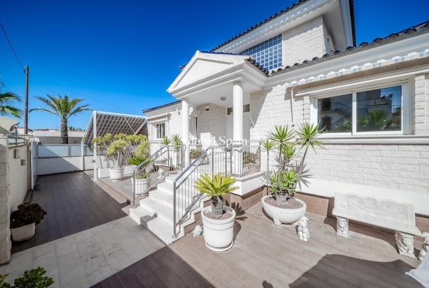 Wederverkoop - VILLA -
TORREVIEJA - La Mata