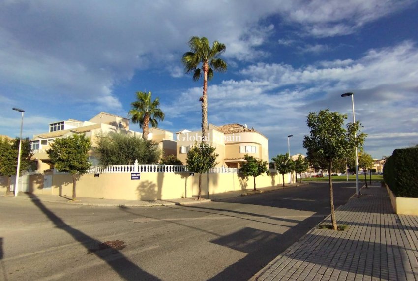 Wederverkoop - VILLA -
TORREVIEJA - La Siesta - El Salado - Torreta